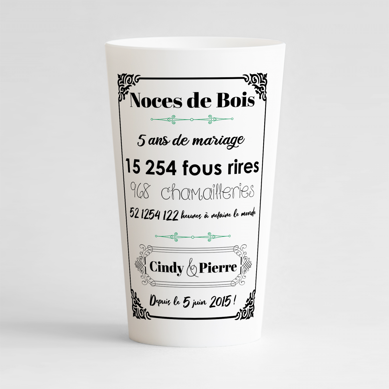 Un ecocup blanc de face personnalisé pour des noces de mariage avec des zones de texte et un cadre