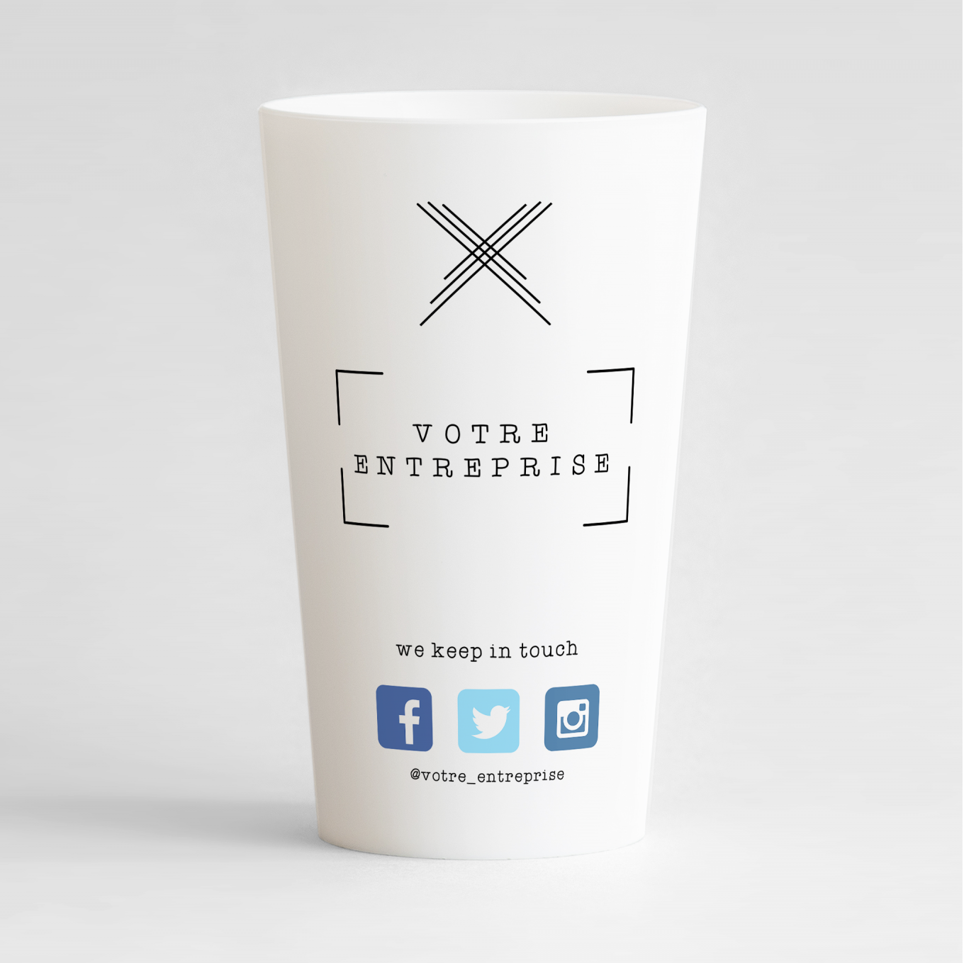 Un ecocup blanc de face, qui va servir de carte de visite, avec votre logo, le nom de votre entreprise et vos réseaux sociaux !