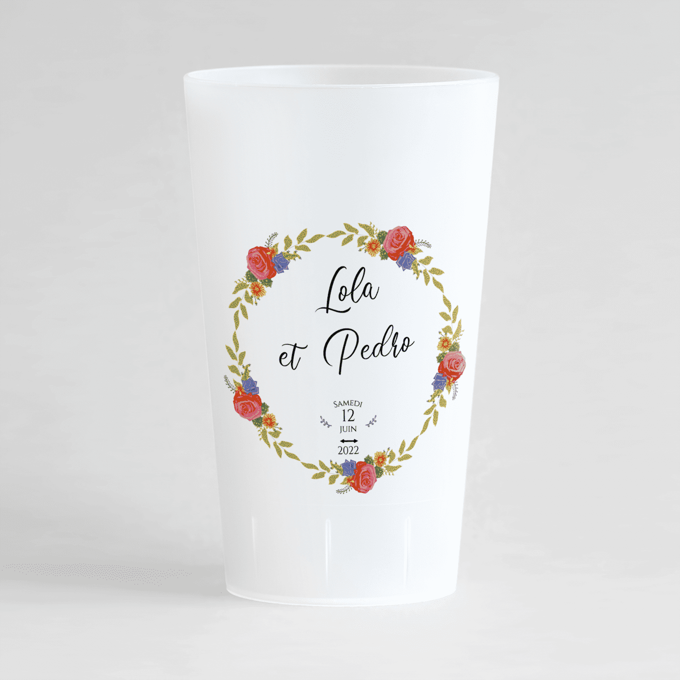 Un ecocup givré de face pour un mariage avec une couronne en fleur et les prénoms des mariés et la date