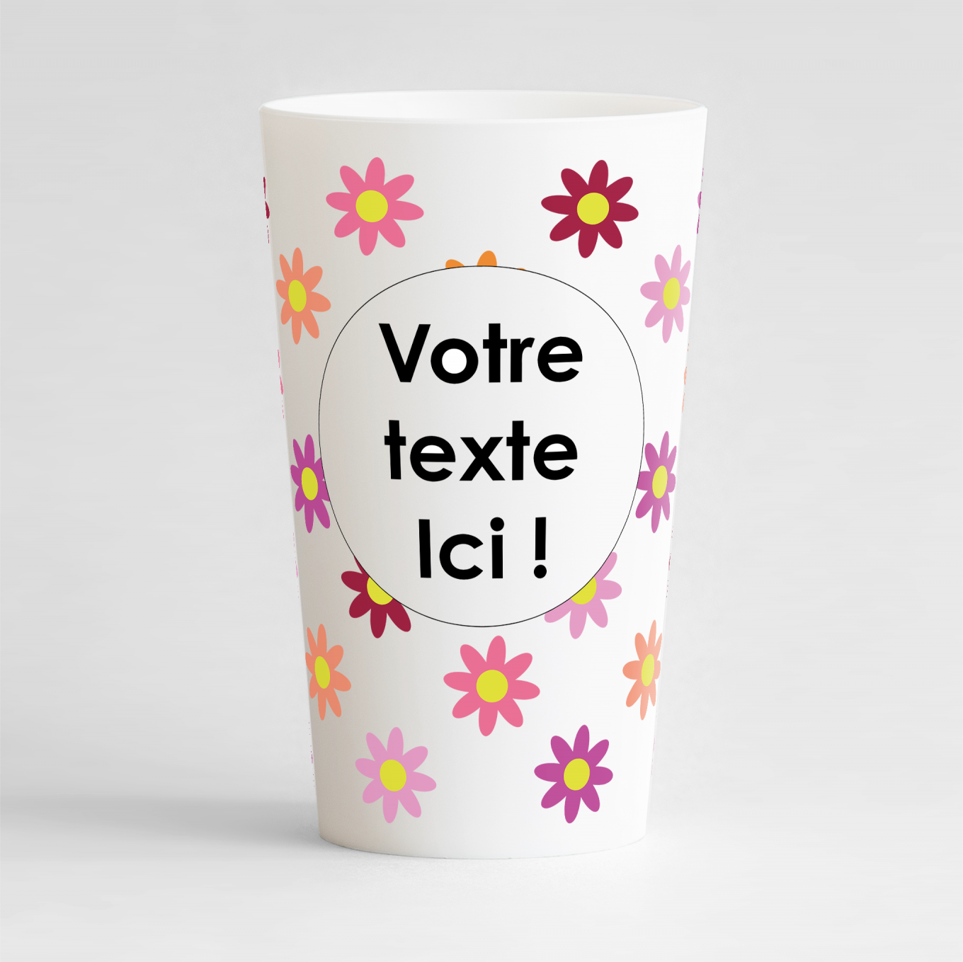 Un ecocup blanc de face avec des fleurs colorées et un macaron à personnaliser