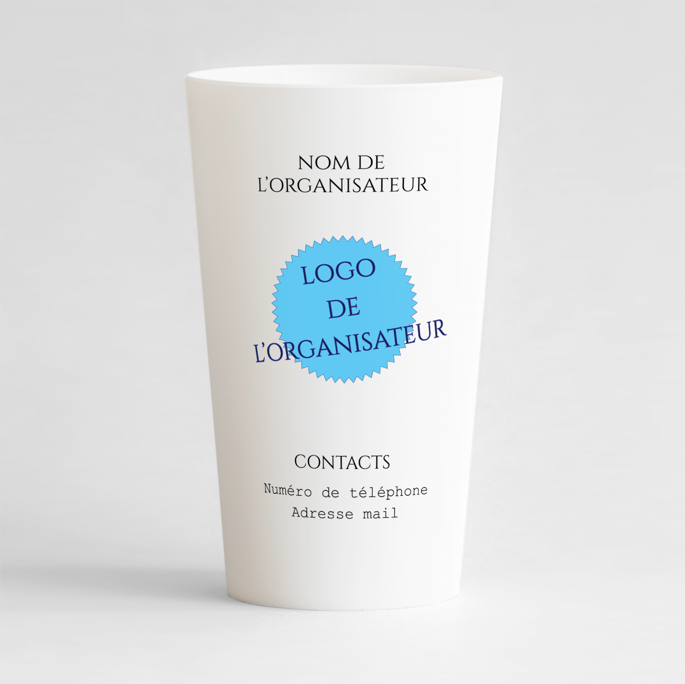 Un ecocup blanc de dos pour une conférence, avec les coordonnées et le logo de l'organisateur de la rencontre.