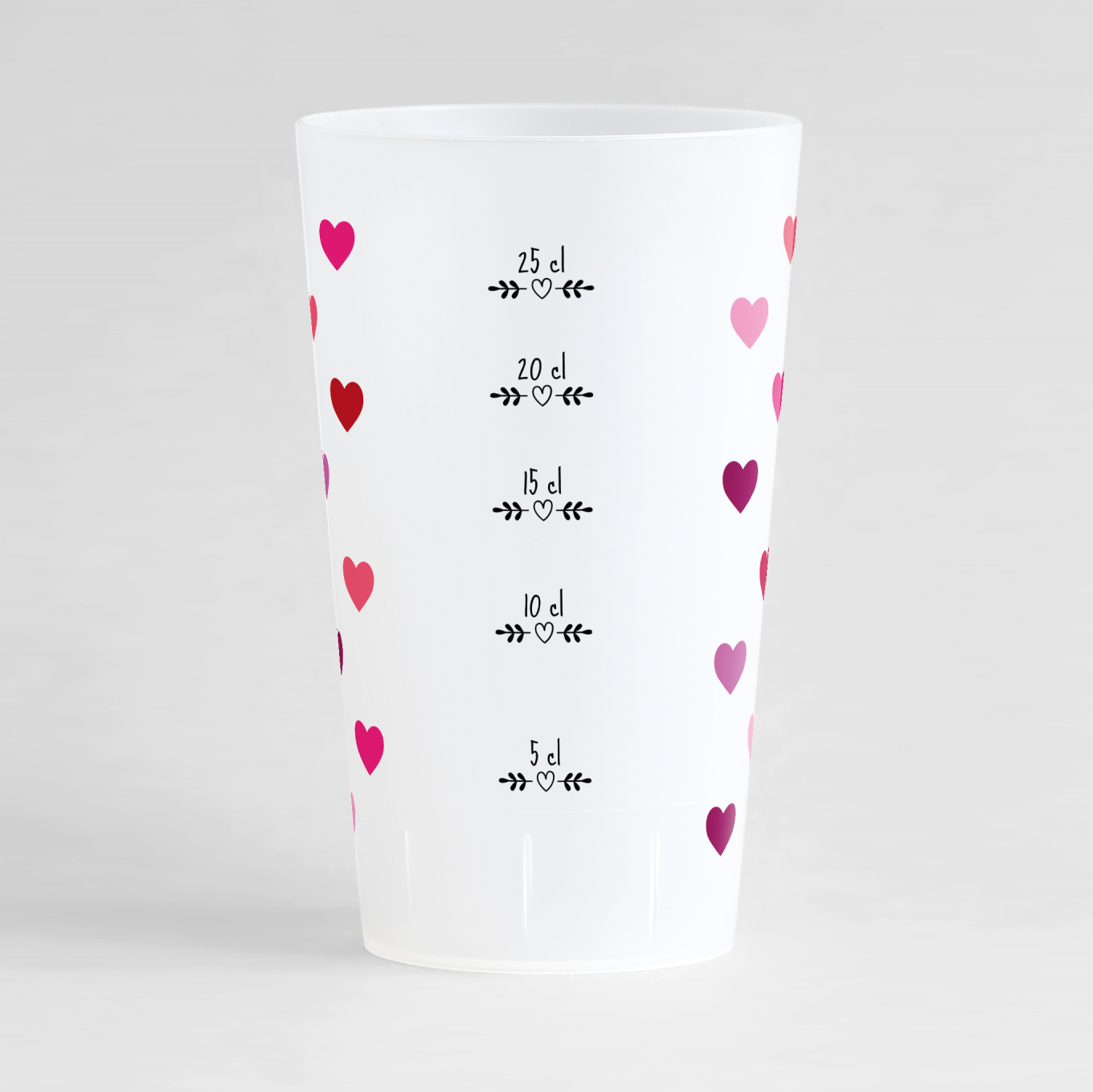 Un ecocup givré de dos avec plein de coeurs en fond pour un mariage, et une graduation sur le thème de l'amour.