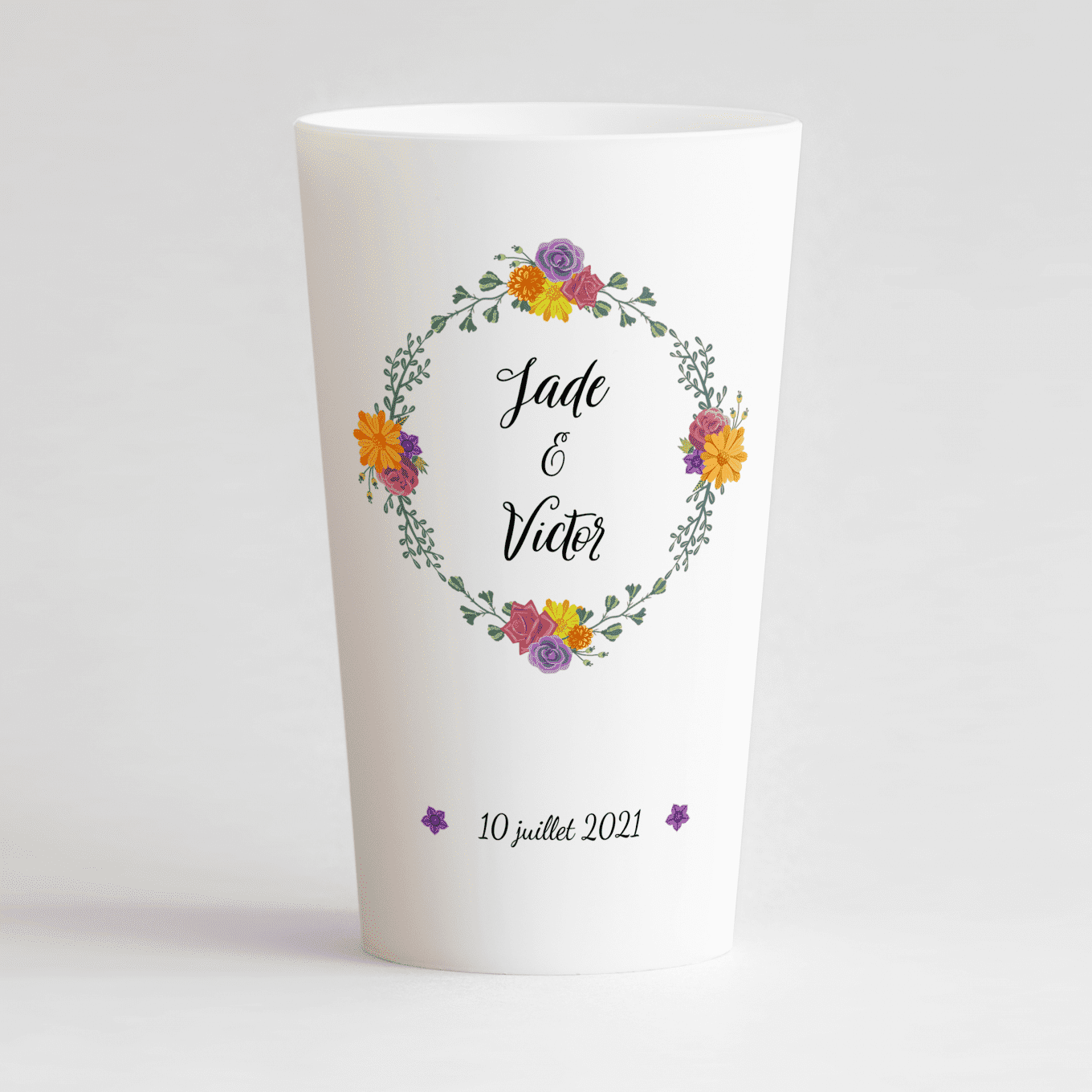 Un ecocup blanc de face pour un mariage avec une couronne en fleur et les prénoms des mariés.