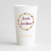 Un ecocup blanc de face pour un mariage avec une couronne de fleur automnale, prénoms et date.