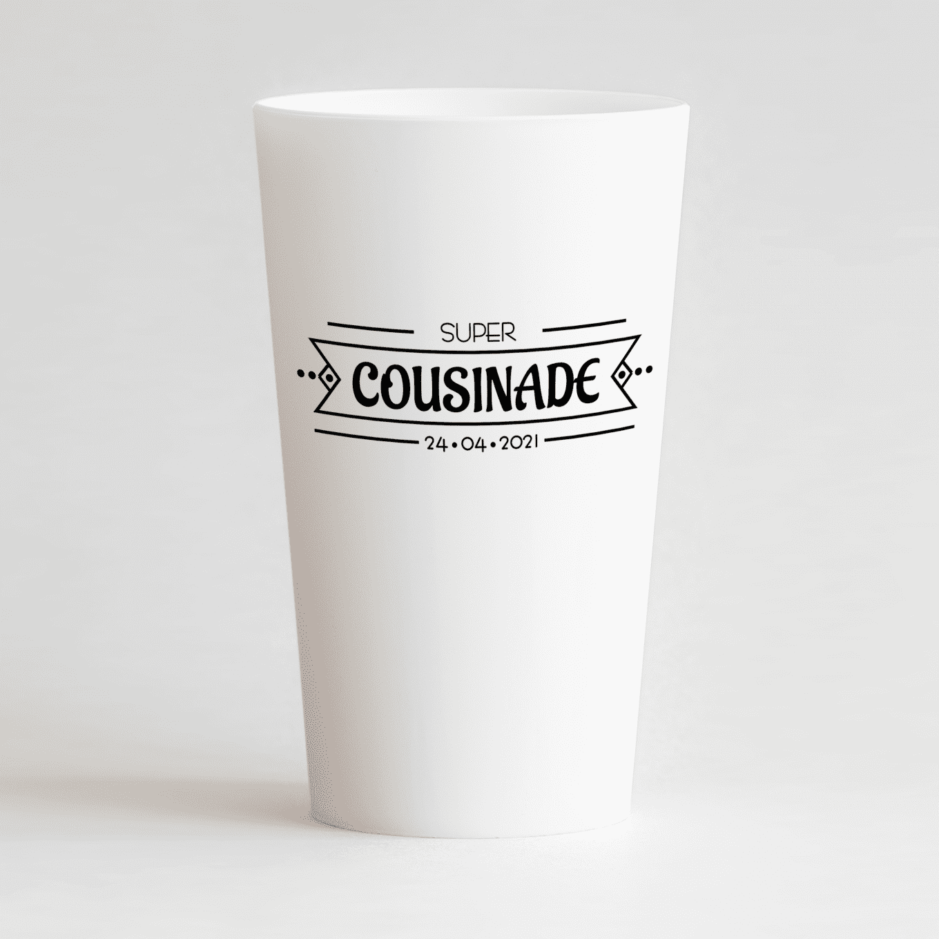 Un ecocup blanc de face avec un texte cousinade et une date à personnaliser.