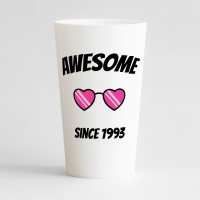 Un ecocup blanc de face pour un anniversaire avec des lunettes de soleil en forme de coeur et un texte humour.