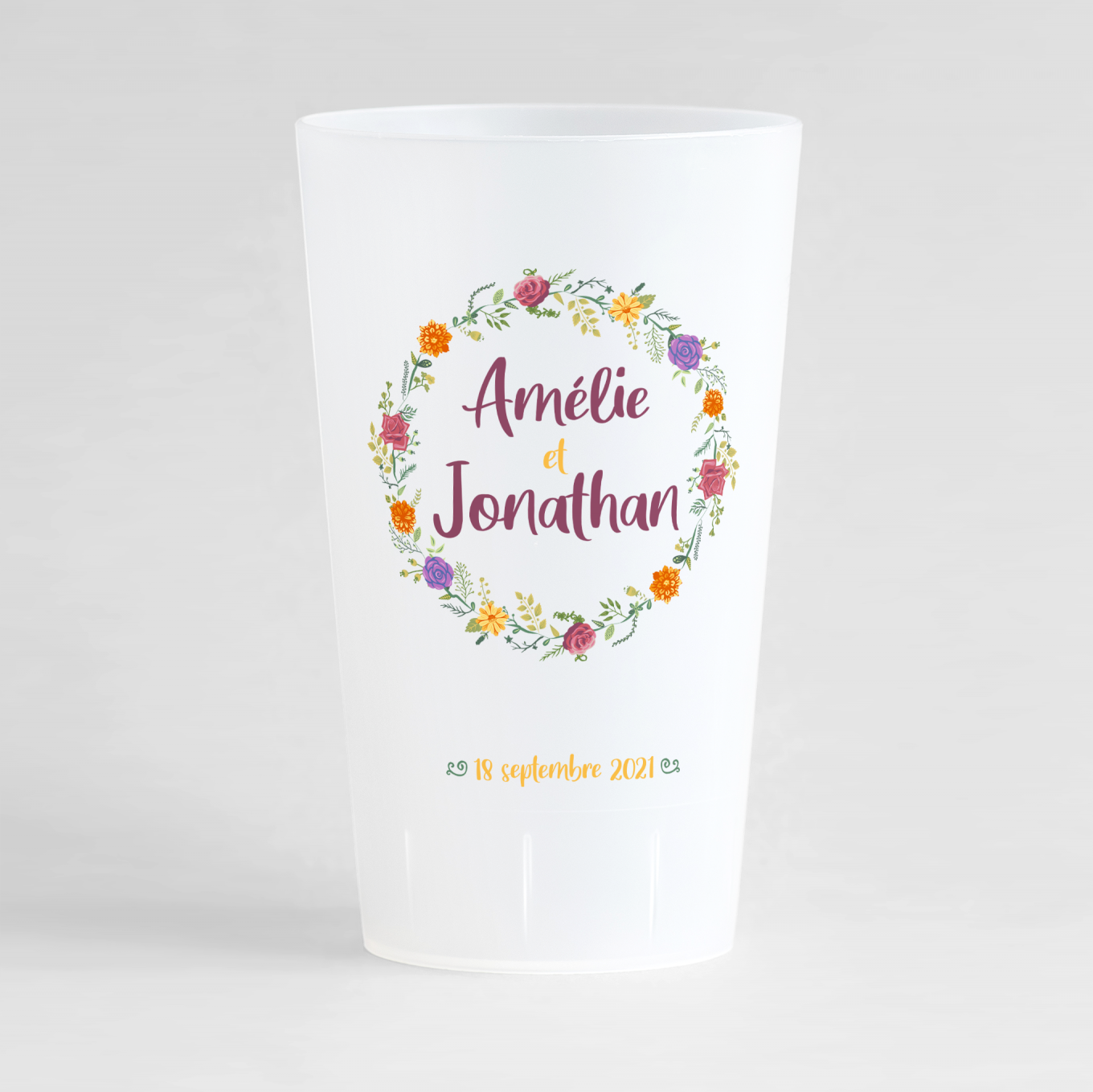 Un ecocup givré de face pour un mariage avec une couronne de fleur automnale, prénoms et date.