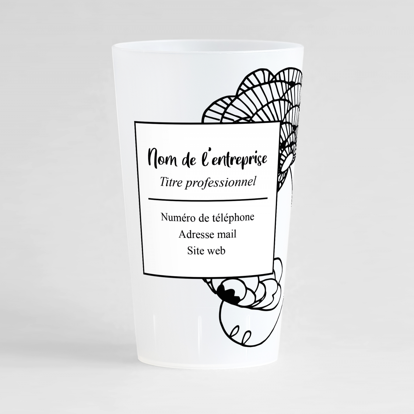 Un ecocup givré de face à personnaliser pour votre entreprise avec une carte de visite chic, noire et blanche