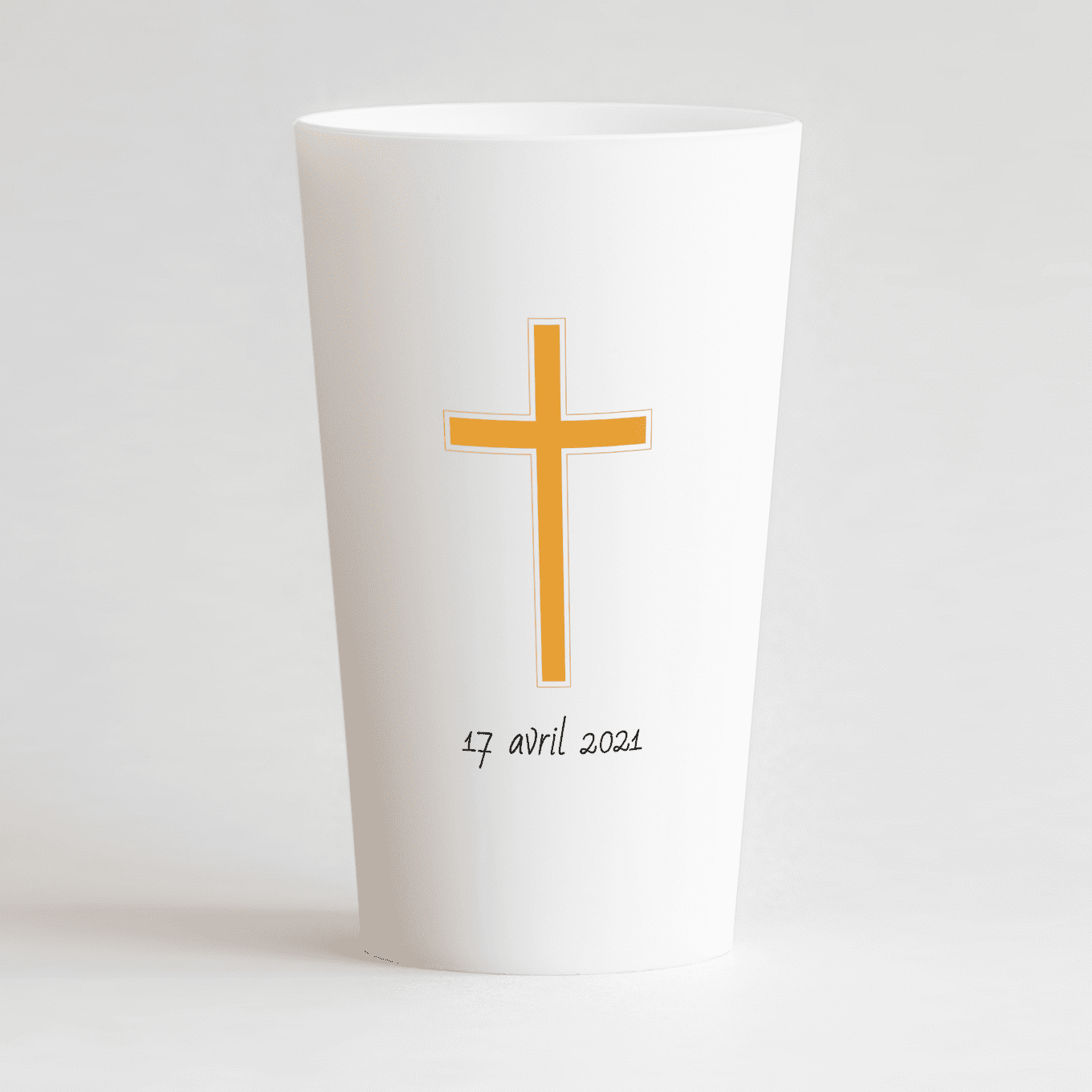 Un ecocup blanc de dos avec une croix et une date pour un baptême.