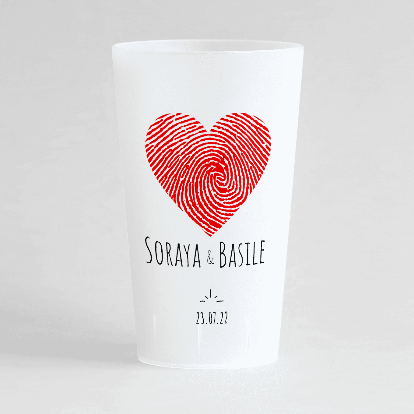 Un ecocup givré de face personnalisé pour un mariage avec un coeur, les prénoms et la date du mariage.