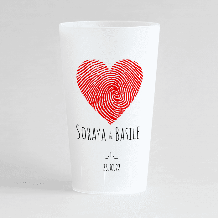 Un ecocup givré de face personnalisé pour un mariage avec un coeur, les prénoms et la date du mariage.