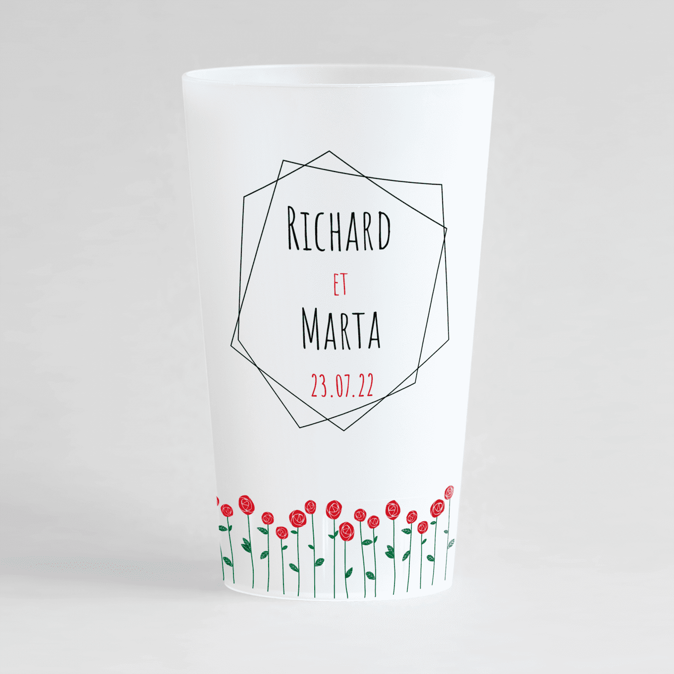 Un ecocup givré de face personnalisé pour un mariage avec un cadre, les prénoms et une frise de rose.