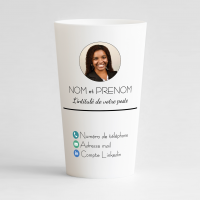 Un ecocup blanc de face carte de visite avec photo, prénom, nom, type de poste et coordonnées à renseigner.