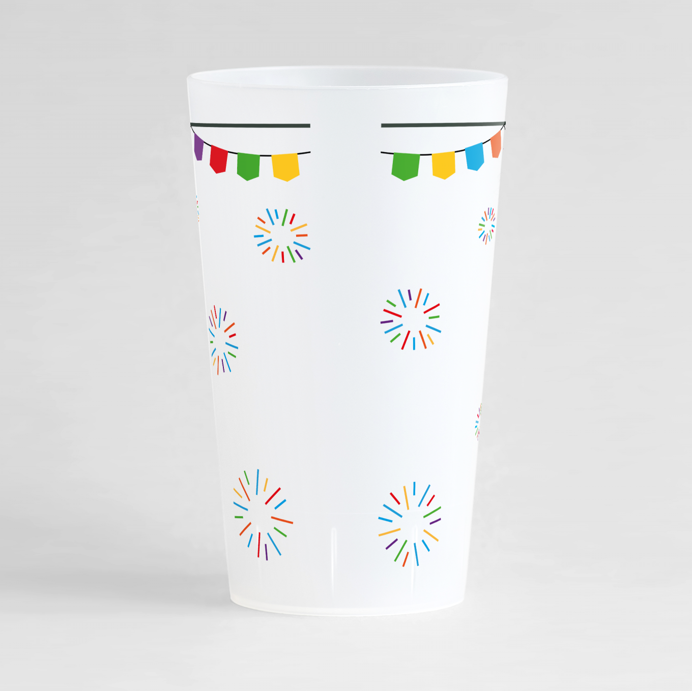 Un ecocup givré de dos avec des feux d'artifices et des drapeaux pour faire la fête.