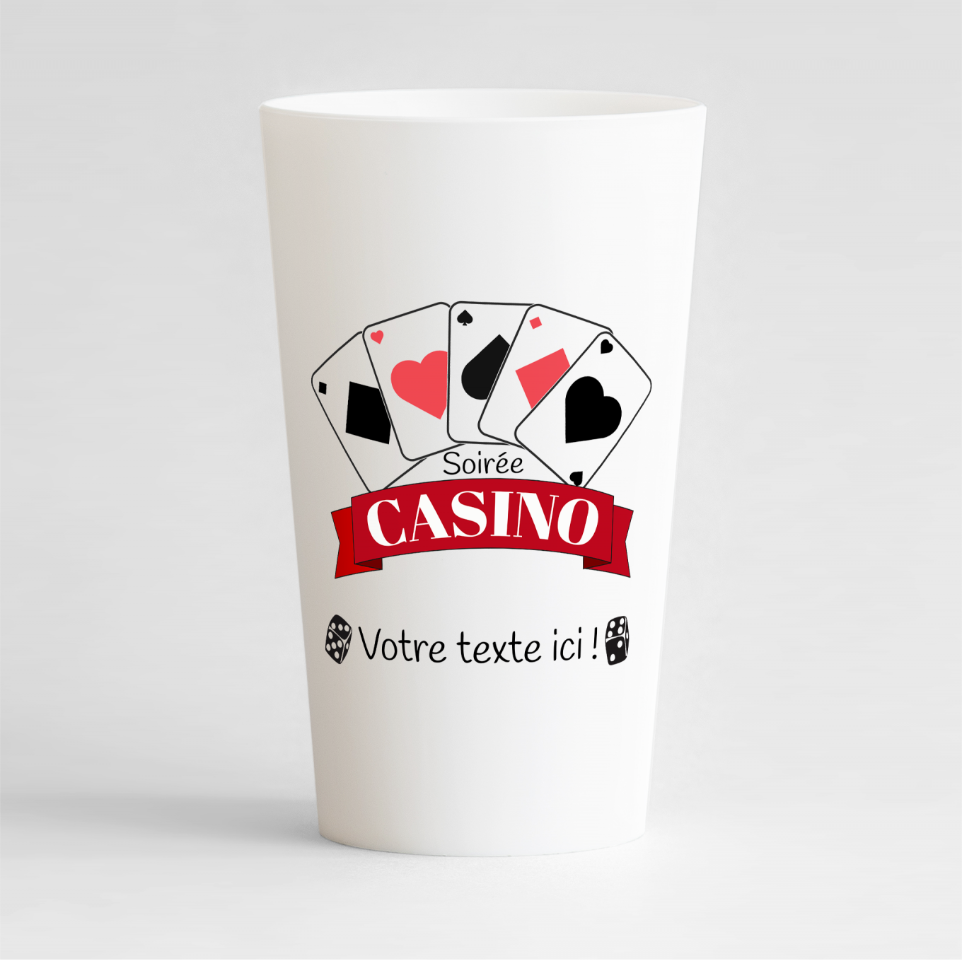 Un ecocup blanc de face pour une soirée casino avec des cartes et des dès