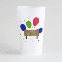 Un ecocup givre de dos pour une crémaillère avec un panneau et des ballons