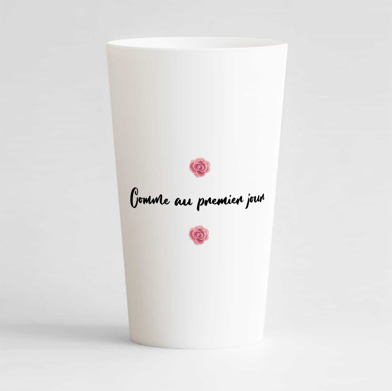 Un ecocup blanc de dos personnalisé pour un anniversaire de mariage avec des zones de texte des roses