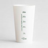 Un ecocup blanc de dos, avec une jolie graduation pour votre événement.