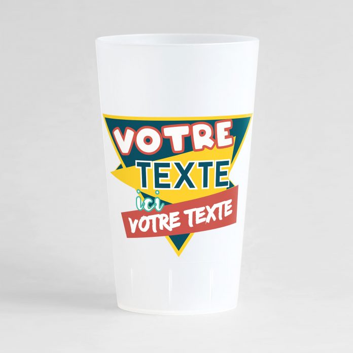 un ecocup givré de face avec un style festif, avec des triangles et des zones de texte