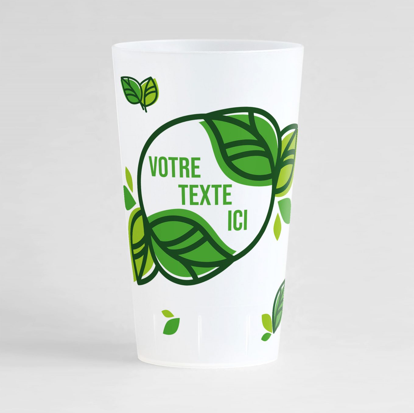 Un ecocup givré de face avec une zone de texte dans un cercle végétal, et des petits motifs feuilles autour.