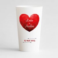 Ecocup blanc de face pour un mariage, avec un coeur, le prénom des mariés, deux flèches et la date du mariage, le tout à personnaliser.