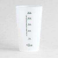 Un ecocup givré de dos avec une graduation de style manuscrite ainsi que le logo Ecocup et une phrase je suis un gobelet réutilisable.