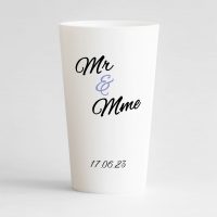 Un ecocup blanc de face pour un mariage, avec les texte "monsieur et madame" ainsi que la date du mariage.