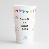 Un ecocup blanc de dos pour un mariage festif avec des feux d'artifice, la date du mariage et une guirlande "oui".