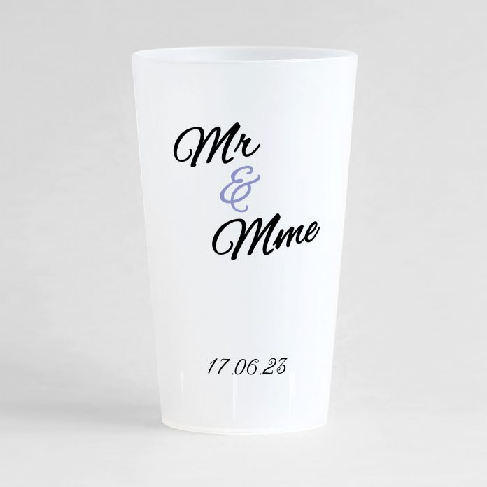 Un ecocup givré de face pour un mariage, avec les texte "monsieur et madame" ainsi que la date du mariage.