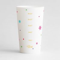 Un ecocup blanc de dos avec une graduation, et des motifs étoiles et confettis.