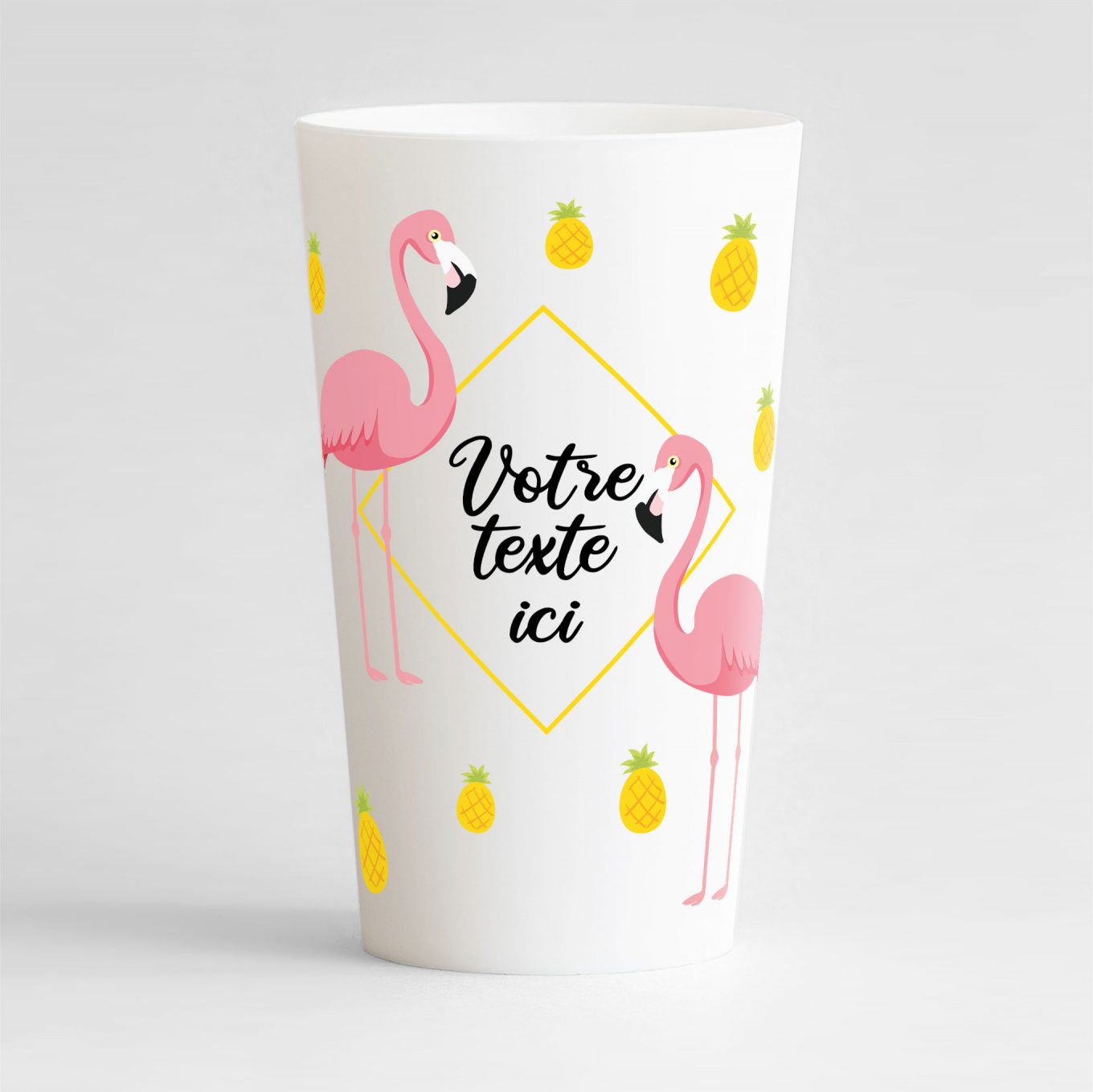 Un ecocup blanc de face avec un thème tropical, une zone de texte, des flamants-roses et des ananas.