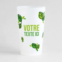 Un ecocup givré de face avec une zone de texte à personnaliser, entourée de petites feuilles vertes.