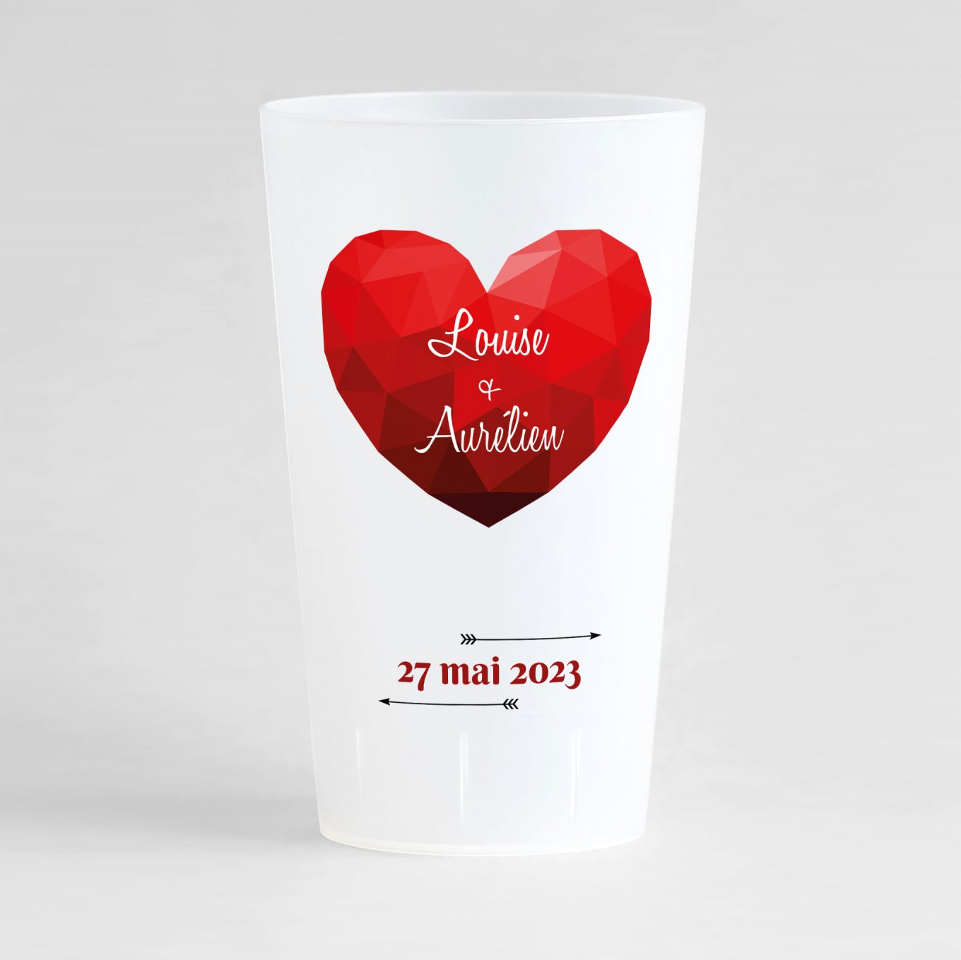 Ecocup givré de face pour un mariage, avec un coeur, le prénom des mariés, deux flèches et la date du mariage, le tout à personnaliser.