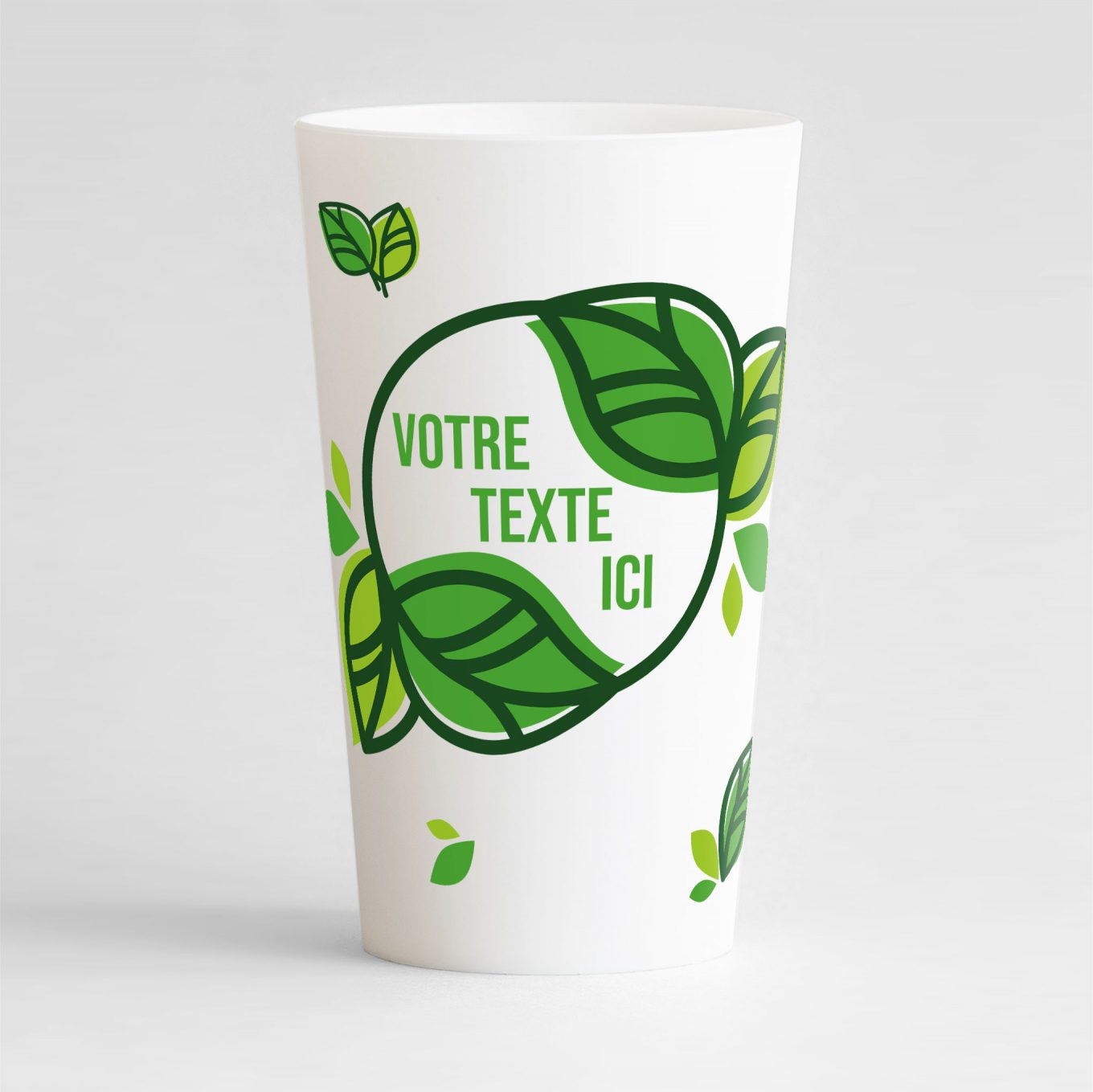 Un ecocup blanc de face avec une zone de texte dans un cercle végétal, et des petits motifs feuilles autour.