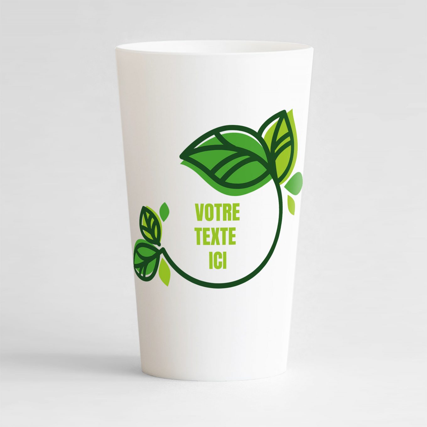 Un ecocup blanc de face pour votre événement écolo, avec de grandes feuilles vertes et une zone de texte à personnaliser.