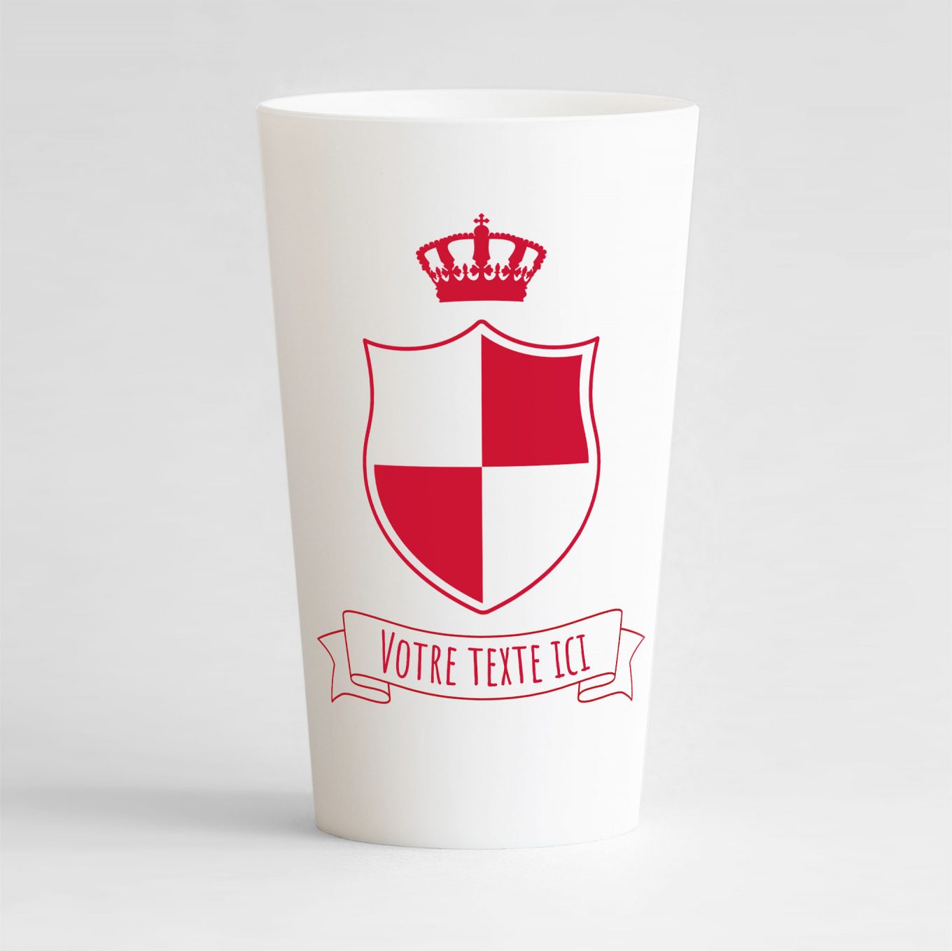 Un ecocup blanc de face avec un blason rouge, une couronne et une bannière sur laquelle vous pouvez personnaliser votre texte.