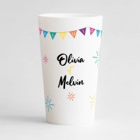 Un ecocup blanc de face avec les prénoms des mariés, des feux d'artifice et une guirlande de fanions multicolores "oui".