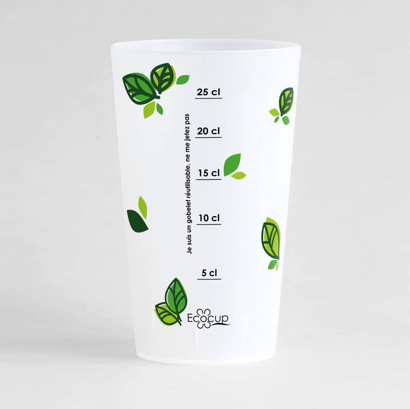 Un ecocup givré de dos avec une graduation et des petites feuilles vertes en décoration.