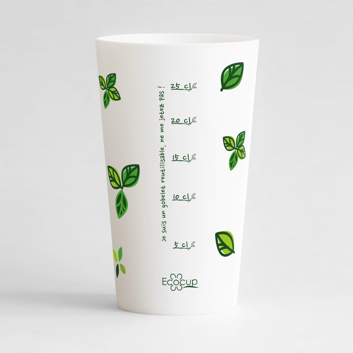 Un ecocup blanc de dos avec une graduation verte, entourée des feuilles et une graduation