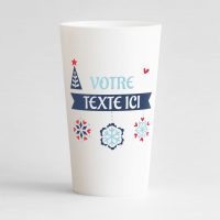 Un ecocup blanc personnalisable pour les fêtes de fin d'année, avec des flocons, un sapin et un texte à personnalisé..