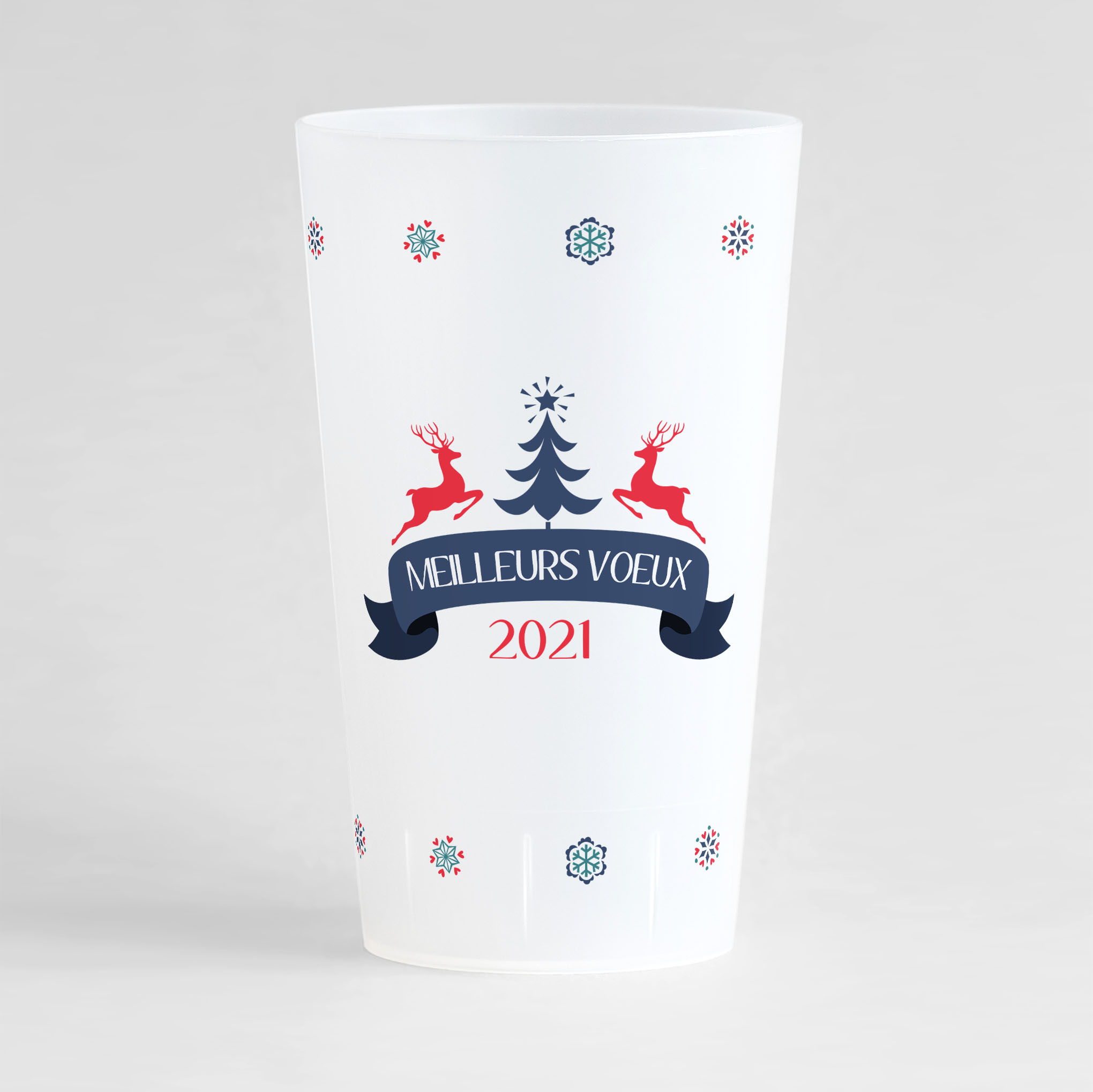 Un gobelet de Noël givré, de dos, avec un texte "meilleurs voeux 2021" à personnaliser, et des éléments de décoration festifs.