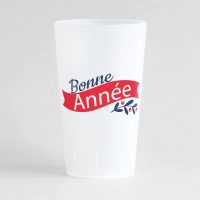 Gobelet personnalisé pour les fêtes de fin d'année avec ruban et houx, avec inscription bonne année, version givrée de face.