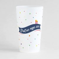 Un ecocup givré de face pour un anniversaire, avec une zone de texte à personnaliser, des confettis, des bougies et une banderole.