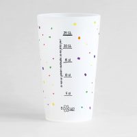 Un ecocup givré de dos pour un anniversaire, avec une graduation et des confettis, 100% personnalisable.