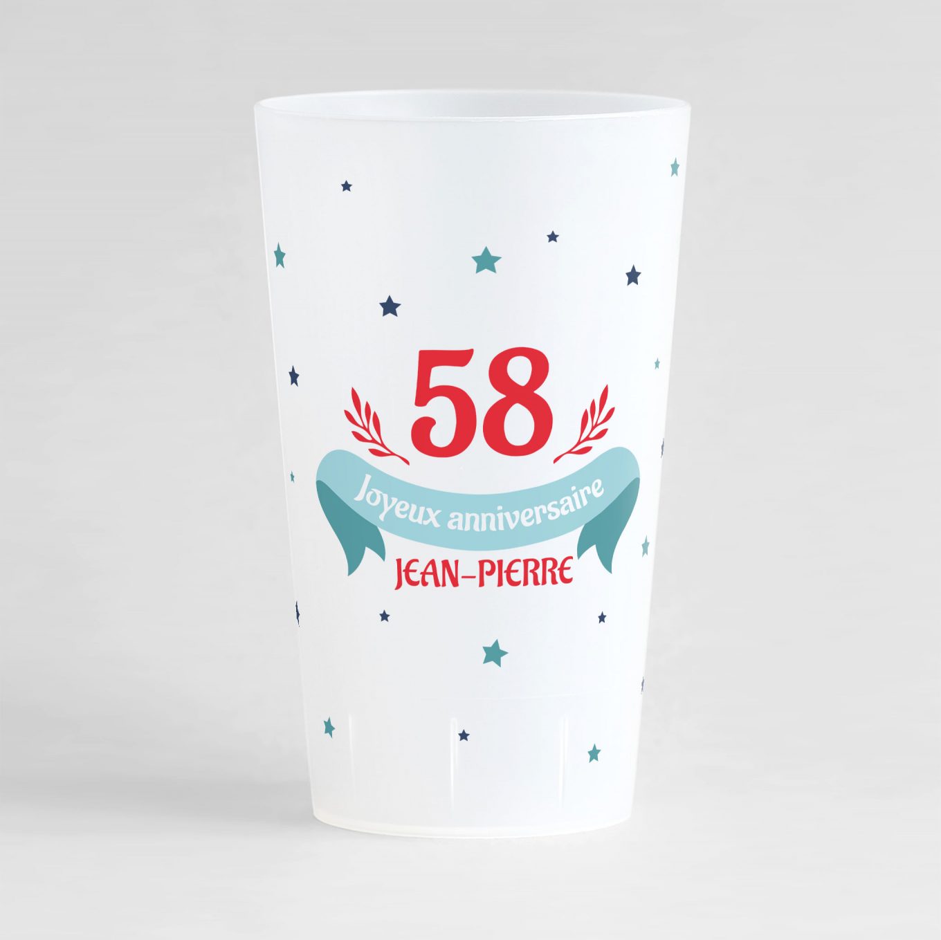 Un ecocup givré de face pour un anniversaire, avec un un âge, une banderole "joyeux anniversaire" et le prénom, à personnaliser, le tout entouré de petites étoiles !