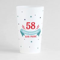 Un ecocup givré de face pour un anniversaire, avec un un âge, une banderole "joyeux anniversaire" et le prénom, à personnaliser, le tout entouré de petites étoiles !