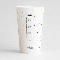 Un ecocup blanc de dos pour un anniversaire, avec une graduation et des confettis, 100% personnalisable.