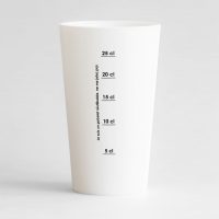 Un ecocup blanc de dos avec une graduation, et des motifs pour une fête d'anniversaire devant, le tout 100% personnalisable.