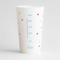 Un ecocup blanc de face pour un anniversaire inoubliable, avec des éléments festifs sur tout le gobelet et des zones de texte