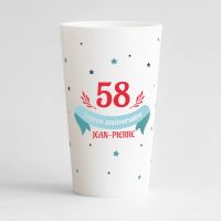 Un ecocup blanc de face pour un anniversaire, avec un un âge, une banderole "joyeux anniversaire" et le prénom, à personnaliser, le tout entouré de petites étoiles !